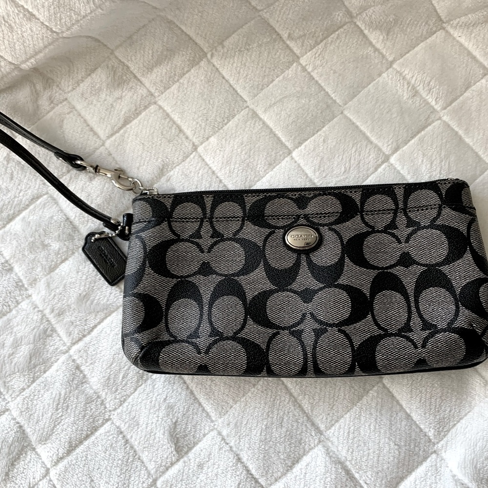 Coach Wristlet 🖤